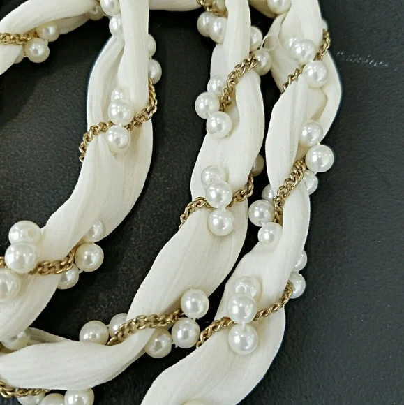 Forever 21 Gold/pearl necklace - Picture 2 of 2